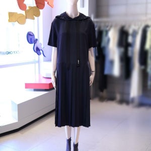 럭키슈에뜨 LYDAW25110NYD 셔링 후드 플리츠 롱 원피스