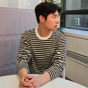 [헤지스 남성] 브라운 스트라이프 긴팔 티셔츠 HZTS5F362W2