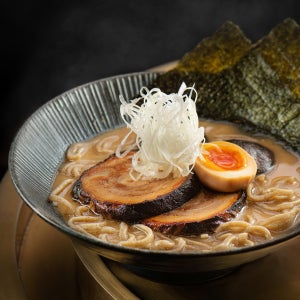 마카오 포시즌스 호텔의 숨은 보석 - 활기 넘치고 창의적인 라멘 레스토랑