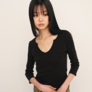 [큐리티] C 90S LINE SLIT NECK T-SHIRT_BLACK CU2513TS004MBB