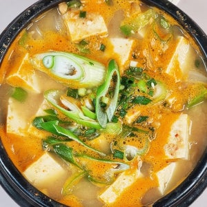 직접 개발한 균주로 깔끔한 묵은지 차돌박이 청국장 200g 3팩