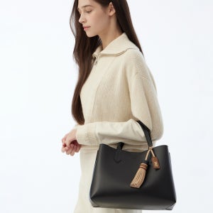 [닥스 액세서리 여성] [스테디셀러] 블랙 테슬장식 소가죽 토트백 크로스백 M WCBA4F361BK