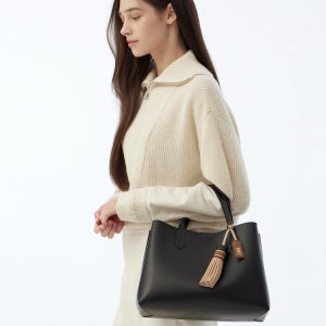 [닥스 액세서리 여성] [스테디셀러] 블랙 테슬장식 소가죽 토트백 크로스백 M WCBA4F361BK