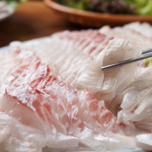 쫄깃한 식감이 살아 있는 당일 손질 광어회 슬라이스 200g (+물회소스증정)