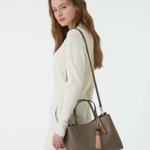 [닥스 액세서리 여성] [스테디셀러] 베이지 단색 소가죽 토트백 겸 크로스백 M WCBA4F364I3