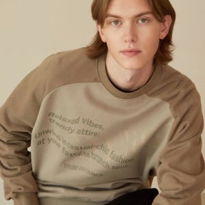 디바인디스턴스 프린트 래글런 맨투맨 | 베이지 D23FMT103BE-D23FMT103BE