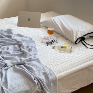 비비홈 라인 듀라론 정품 스트라이프 냉감 여름 고정밴딩 패드 (Q/K) - 2컬러