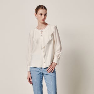 [지고트] 샤이닝 버튼 러플 블라우스 (IVORY) JR9A0BL043