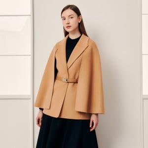 [지고트(OUTLET)] 소프트 벨티드 케이프  숏 코트 (CAMEL) JPAA0CTA12