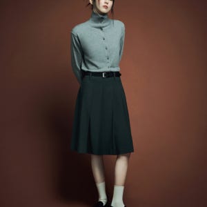 [무신사 스탠다드 우먼] 우먼즈 플리츠 니 렝스 스커트 [그레이] MWESK0B06-GR