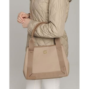 [닥스골프]  여성 베이지 경량 나일론 스퀘어 숄더백 DNGF3F603I3