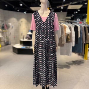 [럭키슈에뜨] LYDAM25325NYX 플리츠 레이어드 프린트 롱 원피스