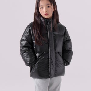 [무신사 스탠다드 키즈] 글로시 푸퍼 숏 패딩 재킷 [블랙] MKDJJBZ08-BK