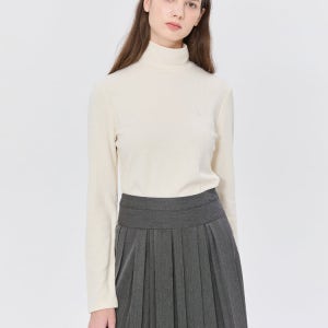 헤지스 레이디스 헤지스레이디스 헤지스 여성 24FW 스테디셀러아이보리 로고 자수 골지 하이넥 슬림핏 긴소매 WSTS4D915IV