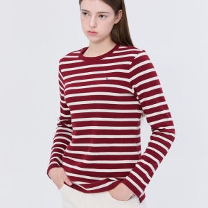 헤지스 레이디스 헤지스레이디스 헤지스 여성 24FW 스테디셀러면 버건디 스트라이프 로고자수 긴소매 티셔 WSTS4D020D3