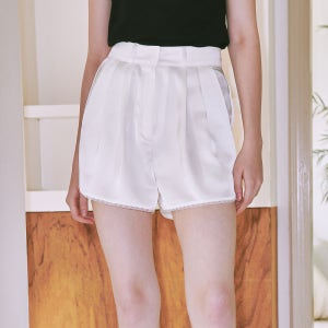 [론론] LACE SATIN SHORTS WHITE