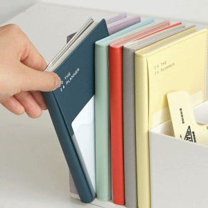 [아이코닉디자인] 2026 더 플래너 S 6colors (위클리 다이어리 스케줄러 날짜형 일기장 회사 업무용 메모장 심플 감성 학생 휴대용 노트 수첩 2025 커플 선물 포카)