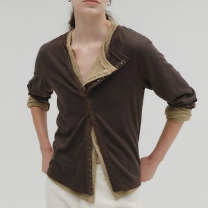 [솔티페블] DIAGONAL HOOK DETAIL T-SHIRT [BROWN]