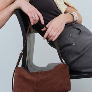오브히 미누 스웨이드 숄더백 Minu Suede Shoulder Bag_Chocolate