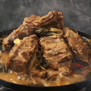 구수함 가득 넉넉하게 즐기는 우거지 감자탕 3kg 2팩