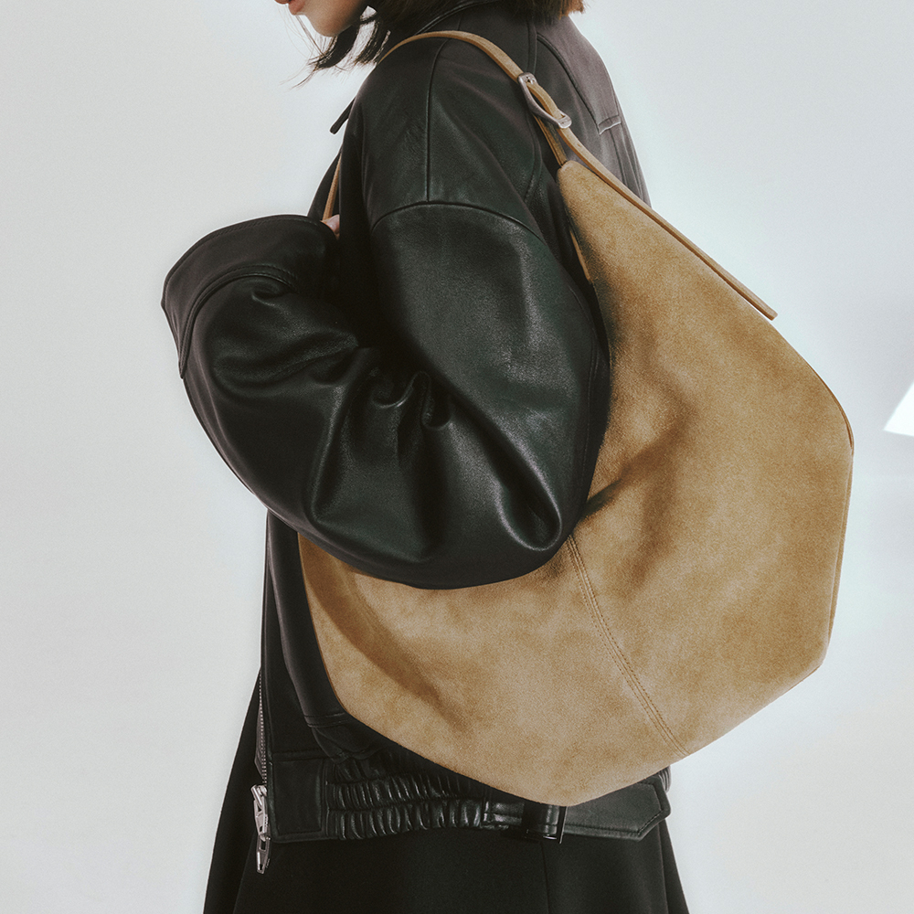 [아뜰리에 드 루멘] MOSSY HOBO BAG (SUEDE SAND)