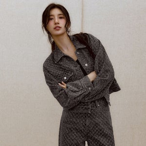 [게스] [SUZY] 전판 핫픽스 데님 자켓 YP7D0855