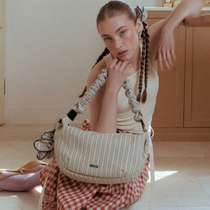 [비비와이비] 노이 러플 라지 숄더백 (아이보리) 09O1210CGQ