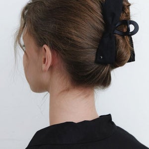 [카인더베이비] black twill cubic point ribbon claw
