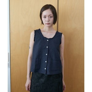 STEP AROUND Ruffle pocket crop blouse_NAVY 275083