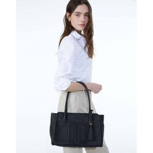 [닥스ACC]  여성 블랙 빅 DD로고 타슬장식 가죽 라지 숄더백 DCBA3F153BK