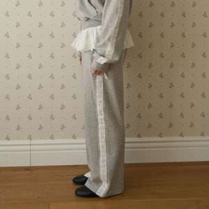 [오오엠엘] 사이드 코튼 펀칭 레이스 와이드 스웻팬츠 멜란지 그레이 2025ss01023