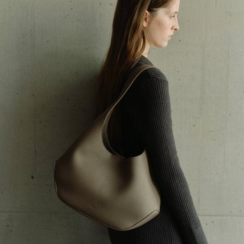 [신세계백화점]Arc hobo bag Textured burnt mocha
