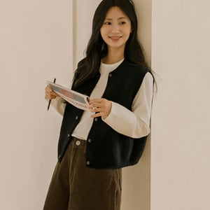 바인 스냅버튼 라운드 니트베스트[6DA31915HR,라운드넥,조끼,베스트,니트,스냅버튼,데일리,아우터,간절기,가을,겨울,니트베스트]