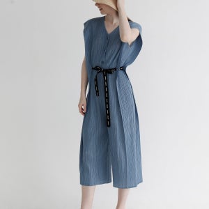 리브드 텍스처 V넥 플리츠 점프수트_AI04WNPJS02_BL1