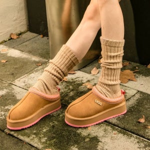 호주어그 2025FW 타즈 플랫폼 통굽 엠보싱로고 슬립온 어그슬리퍼