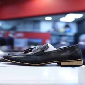 블랙 베지터블가죽 무광 테슬 로퍼 F1FW24592