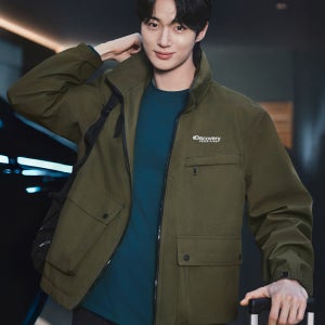 [디스커버리 공식몰] 남성 하이넥 블루종 사파리 워크 자켓 (다크 올리브) DMWJ27054-OLD [윈드브레이커,항공점퍼,가을자켓,간절기아우터,윈드자켓,사파리]