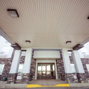 Service Plus Inns and Suites Calgary / 캘거리 호텔