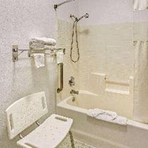 Days Inn & Suites by Wyndham Gresham