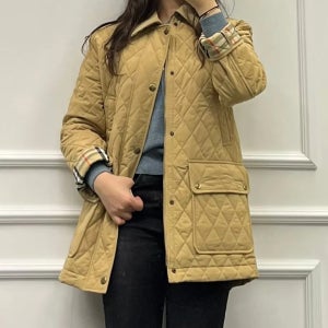 버버리 여성 B SHIELD 자수로고 체크 퀼팅 자켓 FLAXSAND 80979941