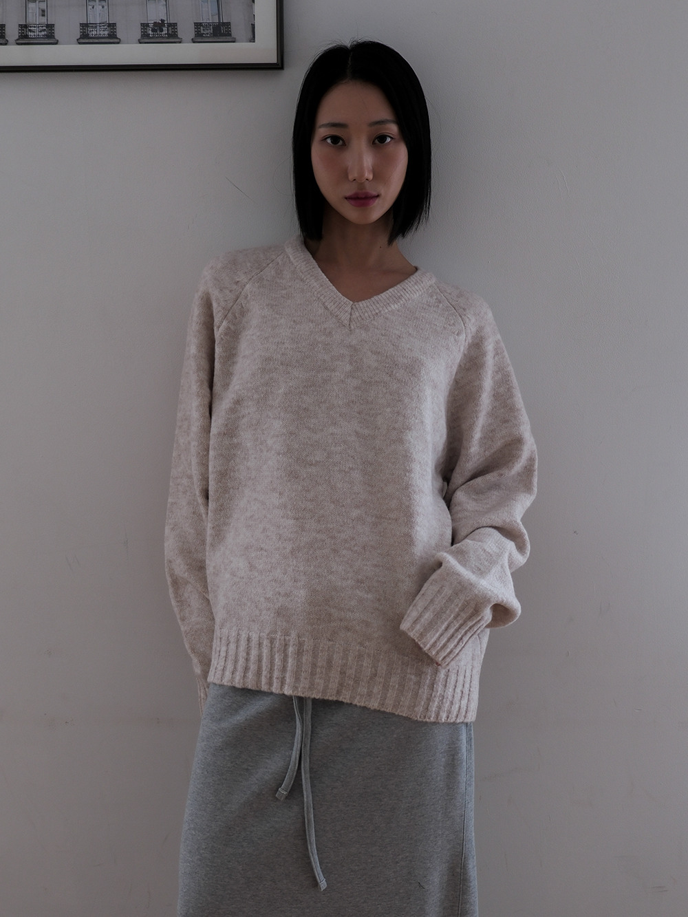 [320쇼룸] Raglan V-Neck Loose Fit Knit Pullover Oatmeal