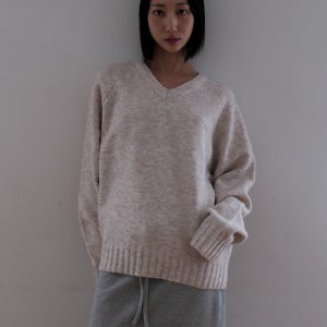 [320쇼룸] Raglan V-Neck Loose Fit Knit Pullover Oatmeal