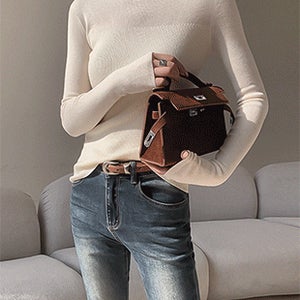 모티브 보트넥 슬림핏 니트