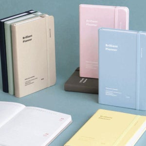 [아이코닉디자인] 2026 브릴리언트 데일리 다이어리 7colors (일기장 플래너 업무용 가죽 비건레더 스케줄러 회사 심플 감성 다꾸 학생 직장인 새해 선물 1년 일정 관리 메모