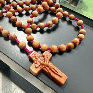 올리브나무 한손내린 예수님 묵주, 수진