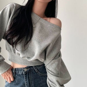 [맘투맘스] (가을신상품 할인/ 주문폭주) 언발 오프숄더 크롭 맨투맨