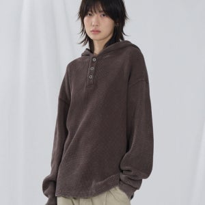 [슬로우애시드] 와플 헨리 넥 후드 롱슬리브 [브라운] S2530HD23BR