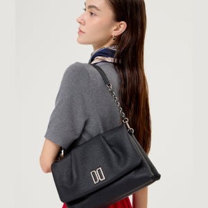 [닥스 액세서리] [하퍼] 블랙 소프트 소가죽 DD장식 플랩형 체인 숄더백 DCBA5F941BK