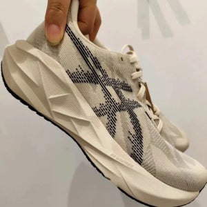 아식스 노바블라스트 5 러닝화 오트밀 블랙 1011B974-250