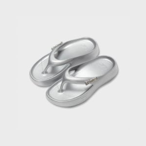 [오아이오아이 컬렉션] 로맨틱 플랫폼 글리터 플립플랍 실버 OJ2S2MSD45SIV